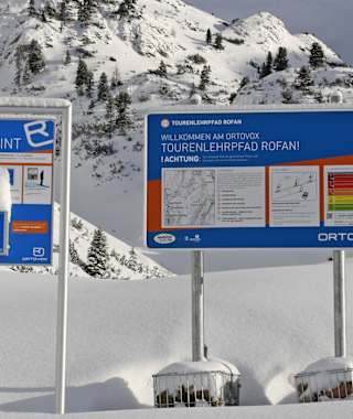 Die erste Schautafel des Ortovox Tourenlehrpfads Rofan.