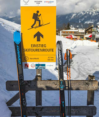 Bestens markiert: der Einstieg in die Skitourenrouten in St. Johann in Tirol.