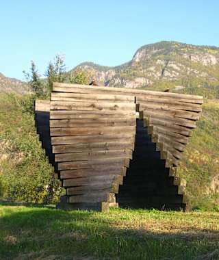 Am Skulpturenwanderweg in Lana