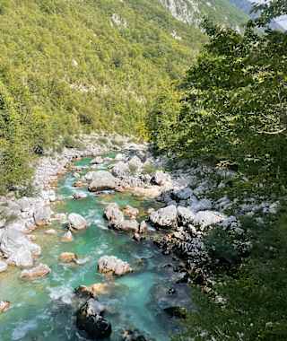 Mit wenig Wasser im Herbst – von oben gesehen schaut die Slalomstrecke gemächlich aus. Trotzdem erreicht sie den Schwierigkeitsgrad WW 4-5.