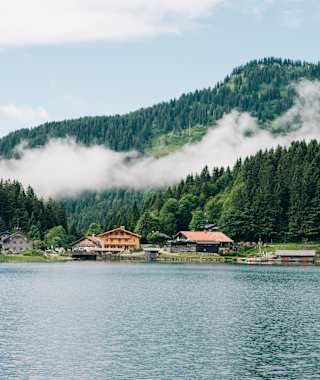 Die Wanderung zum Taubensteinhaus beginnt am Spitzingsee