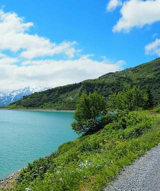 Die Tour führt anfangs entlang des Spullersees.