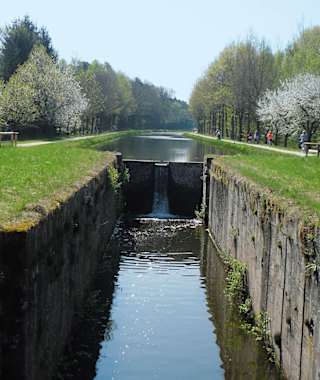 Eine der vielen Schleusen, die König Ludwig I. am Alten Kanal erbauen ließ