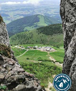 Blick auf den Steinling Alm am Fuße der Kampenwand