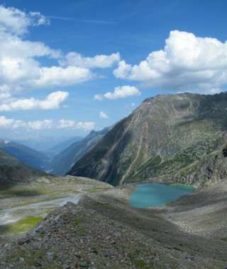 Blick über die bewachsene Seitenmoräne des Sulzenauferners hinab zur Blauen Lacke