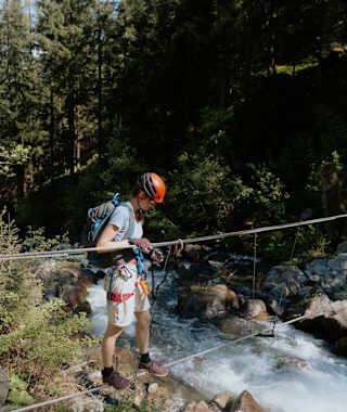 Stuibenfall Klettersteig - gleich zu Beginn geht es über eine Seilbrücke über den Bach