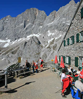 Die Südwandhütte lädt zur Raste ein.