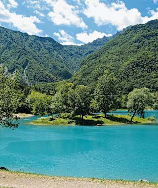 Am malerischen Lago di Tenno. Gute Schwimmer können zur Insel hinüberschwimmen.
