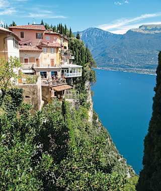 Wie Schwalbennester thronen die Häuser von Pieve hoch über dem Gardasee.