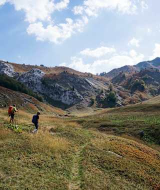 Abstieg von der Talijanka: Auf albanischer Seite hinunter nach Lëpushë
