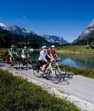 Tauernradweg mit Burg Hohenwerfen im Hintergrund