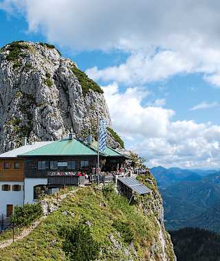 Die Tegernseer Hütte am Fuß des Buchsteins.
