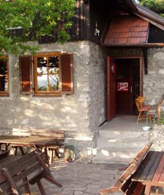 Die urige Teufelsteinhütte lädt zur Einkehr ein.