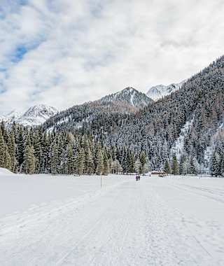Rundwanderung auf der Eisfläche des Antholzer Sees