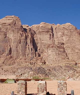 Blick auf die Ostwand des Jebel Rum