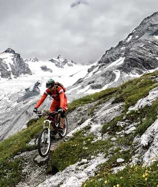 Abfahrt vor den Gletscherabbrüchen des Ortlermassivs.