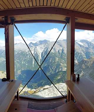 Blick auf unzählige Viertausender gibt es auf der Topalihütte