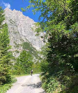 Die Schotterstraße durch das Val di Seghe kann man auch mit den Mountainbike fahren.