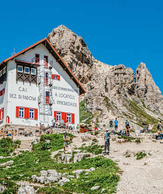 Die Dreizinnenhütte mit dem Sextenstein von Süden.