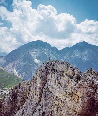 Am Gipfelgrat des Paresbergs, im Süden dahinter Neuner­ und Zehnerspitze.