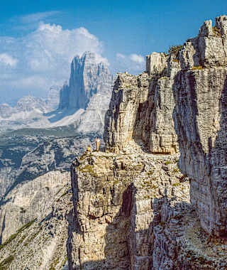 Luftige Bänderquerung an der Nordseite des Monte Piano mit den Drei Zinnen.