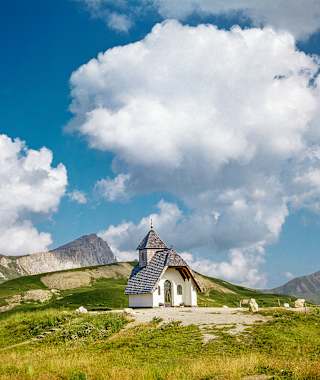 Die Kapelle beim Berggasthof Pralongià. Links dahinter der Gipfel des Settsass.