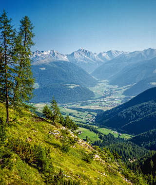Blick von der Dreifingerscharte über das Pustertal hinweg zu den Zentralalpen.