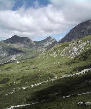 Blick zurück zur Schesaplana Hütte, auf der rechten Seite die Südwände des Rätikon