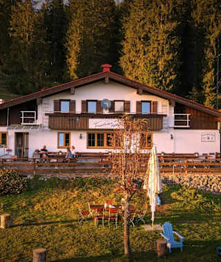 Die Taunsteiner Skihütte im Abendlicht