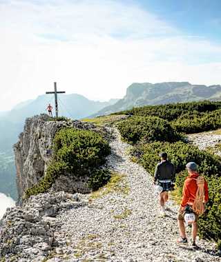 Am Gipfelkreuz der Trisselwand hoch über den Altausseer See.