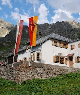 Die Tübinger Hütte im Abendlicht