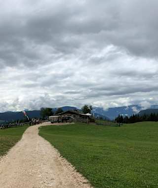 Wanderung zur Tuffalm am Fuße des Schlerns