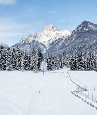 Langlaufen vor der Kulisse der Dolomiten bei Toblach