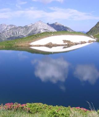 Der Twenger Almsee mit Blick auf die Kesselspitze