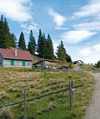 Vorne die Schoberhütte, hinten die Pollereshütte.