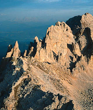 Die Schutzhütte Rif. Torre di Pisa unterhalb des gleichnamigen Felsturmes