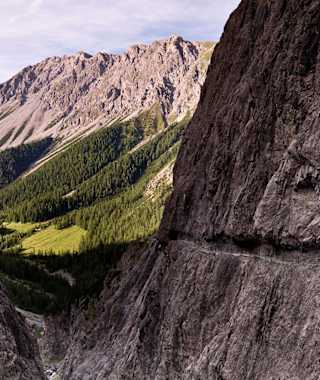 Die Tour führt entlang eines Schmugglerpfades, welcher in eine Felsschlucht geschlagen wurde.  