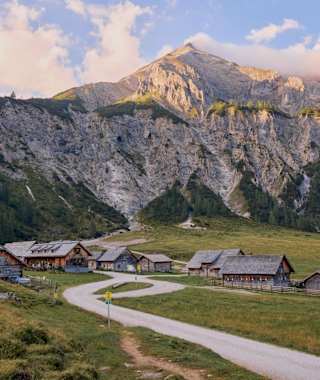 Die Ursprungalm ist eine bewirtschaftete Hütte im gleichnamigen Almdorf.