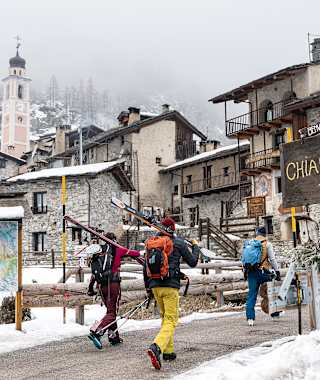 Start in Chialvetta, wo wir unsere Ski durch die engen Gassen des gemütlichen Dörfchens tragen.