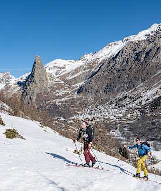 Am ersten Hang schweift der Blick über Chiappera mit dem markanten Kletterfelsen Rocca Croce Provenzale