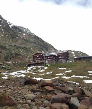Die Vernagthütte im hochalpinen Gelände der Ötztaler Alpen