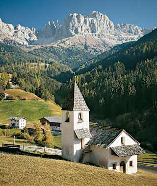 Im inneren Tierser Tal: St. Cyprian mit Rosengartengruppe.