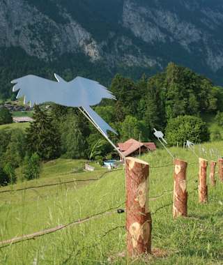Der hübsch geschmückte Vogelweg führt mitten durchs Diemtigtal.