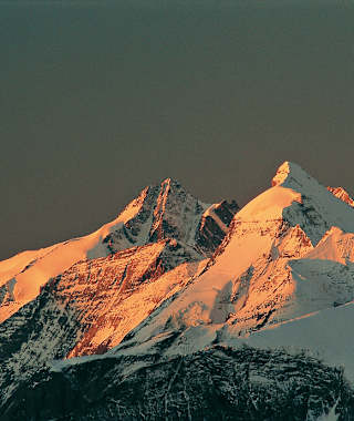 Erstes Licht am Glockner und Wiesbachhorn, gesehen vom Hochkönig