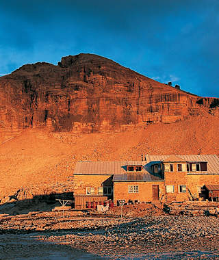 Piz Boè und Boèhütte glühen im Abendlicht.