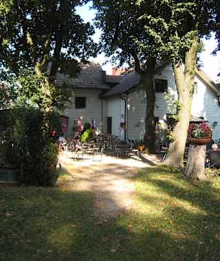 Nach Überwindung des steilen Anstieges zur Sophienalpe folgt die geruhsame Höhenwanderung zur Mostalm – ein besonders angenehmer Abschnitt: eine autofreie Almregion mitten im Wienerwald. Wer deftige Hausmannskost wünscht, ist in der Mostalm gut aufgehoben.