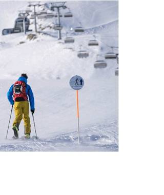 Aufstieg mit Sessellift im Hintergrund