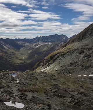 Von der Hochkarscharte auf das Abstiegsgelände, im Hintergrund Kleinbachtal und Großbachtal