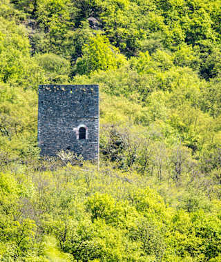 Der Kröllturm oberhalb von Gargazon