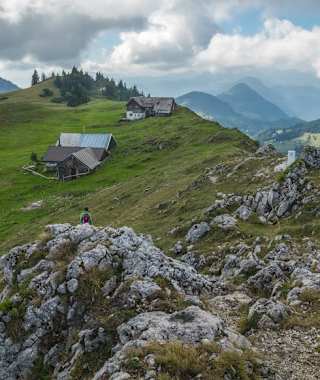 Am Gipfelgrat des Klausenberges, vor uns die alte Klausenhütte